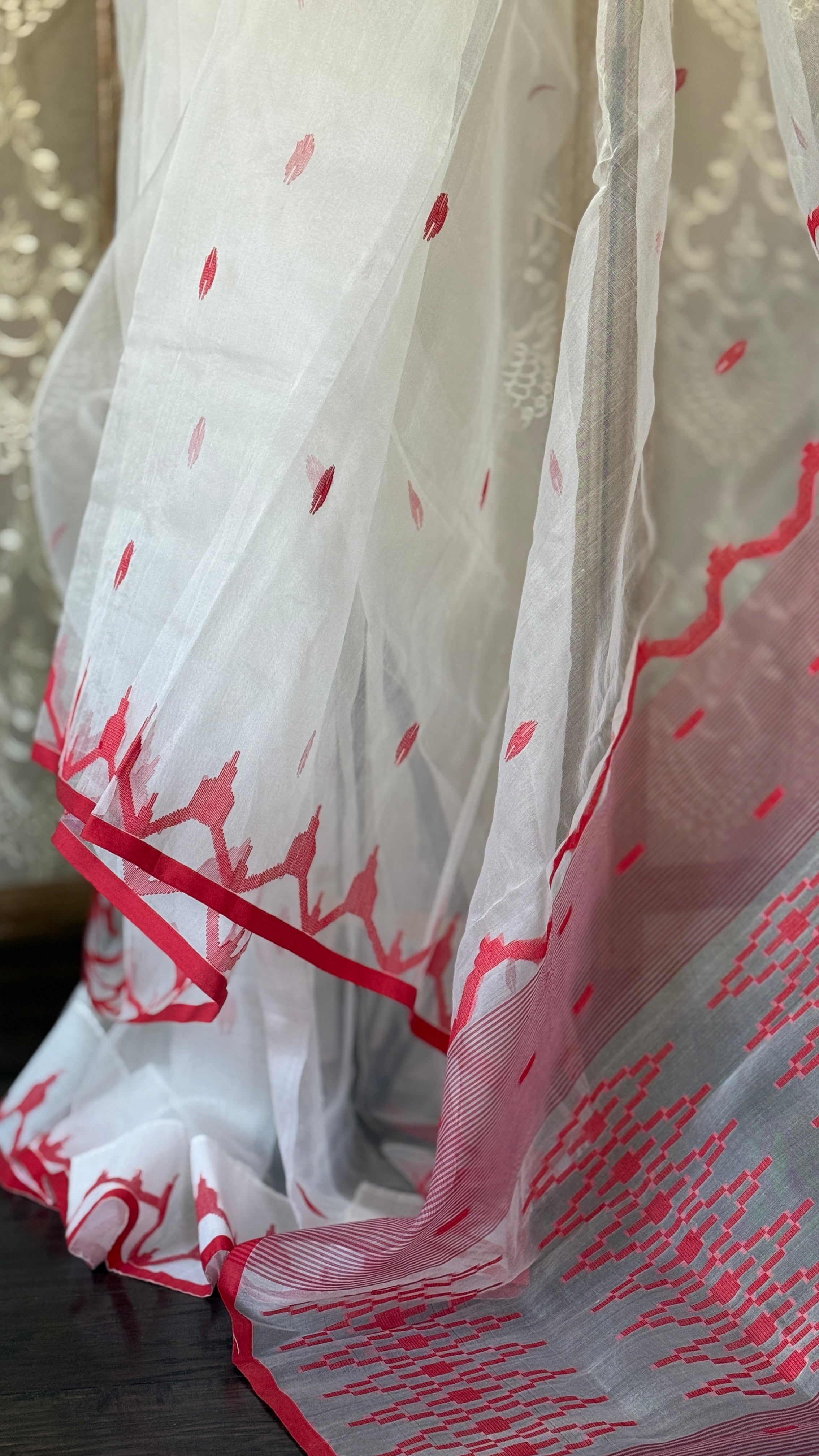 Muslin Jamdaani - White Red