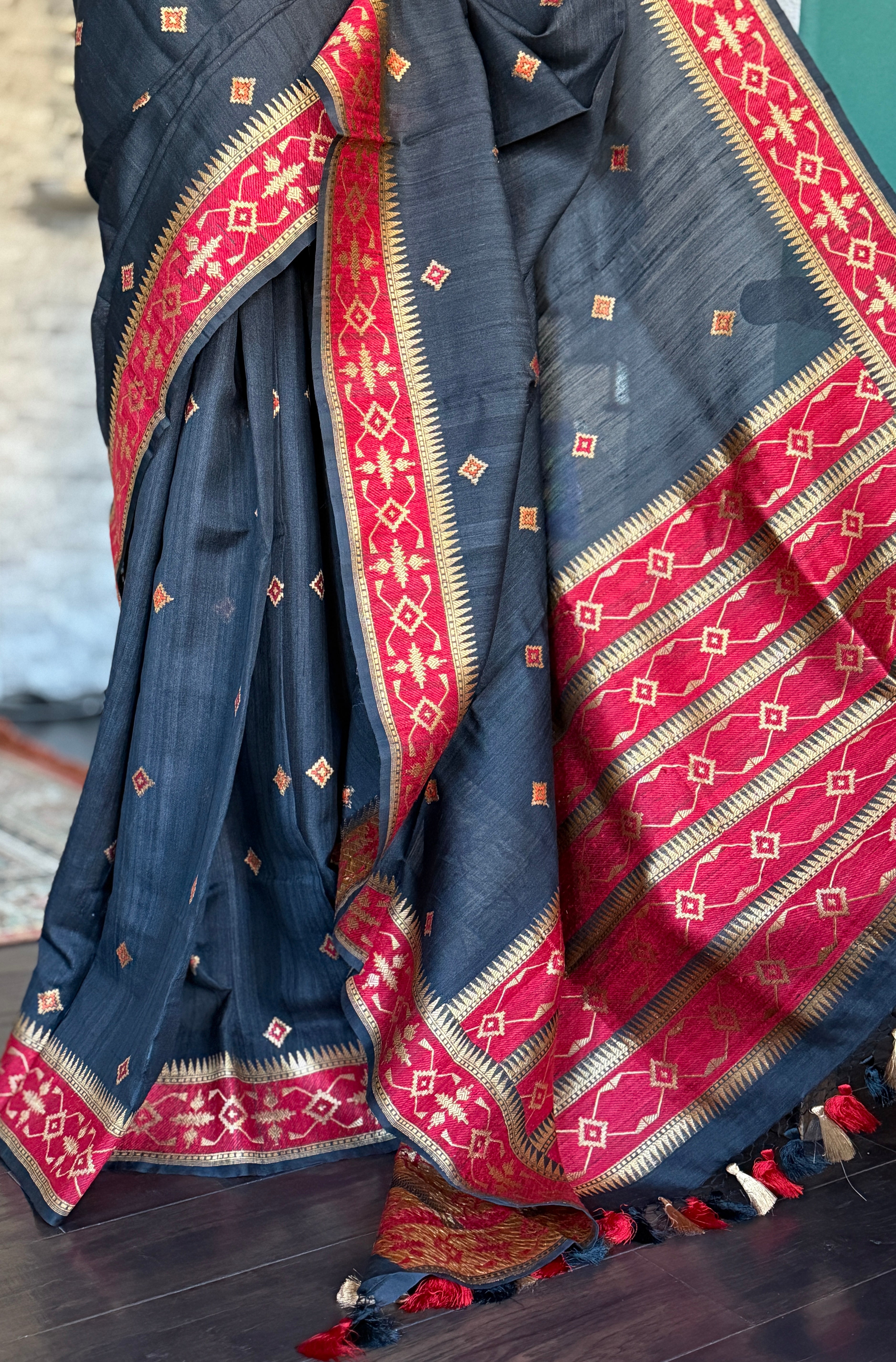 Pure Tassur Silk Banarasi - Black Red Jamdaani