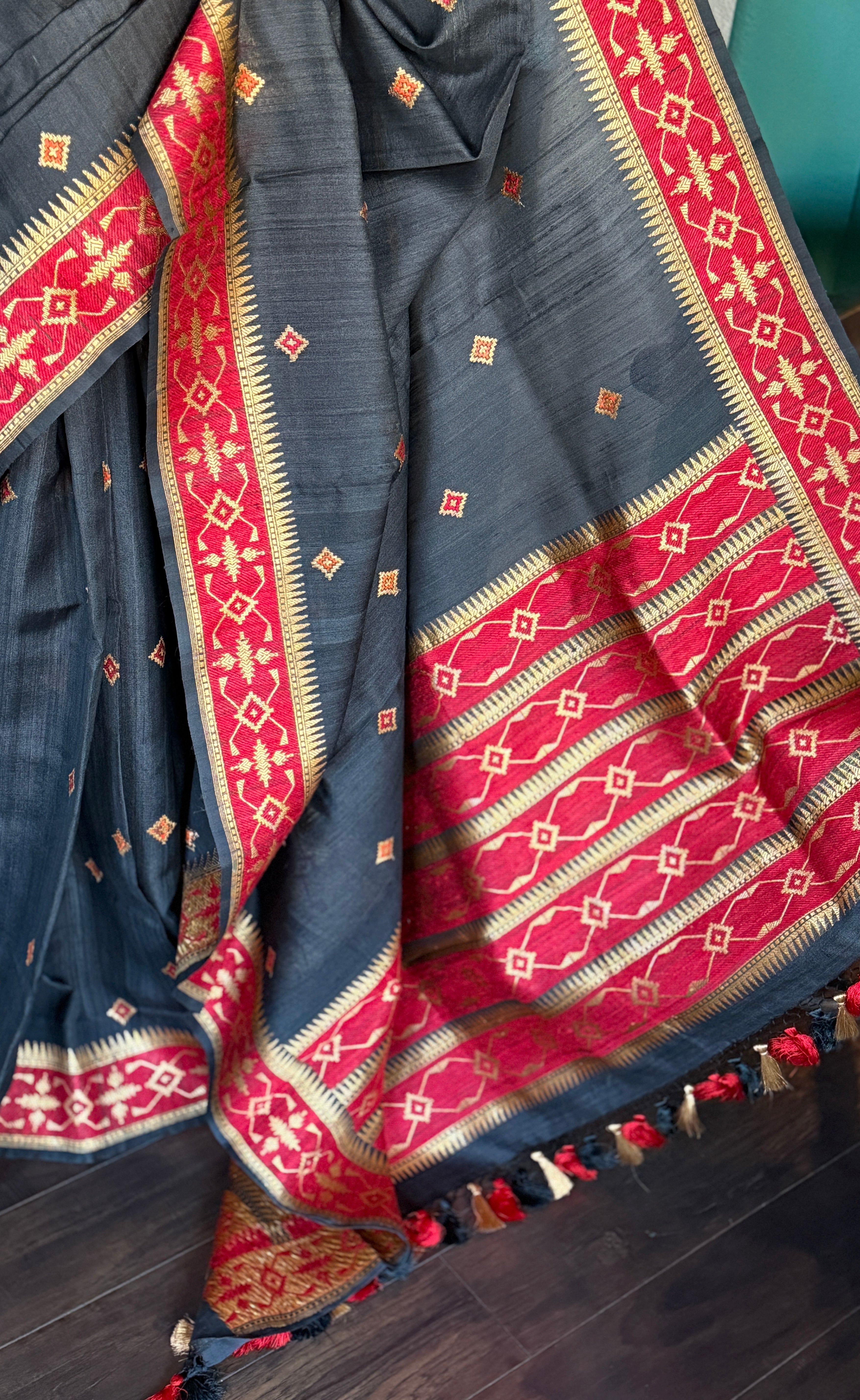 Pure Tassur Silk Banarasi - Black Red Jamdaani