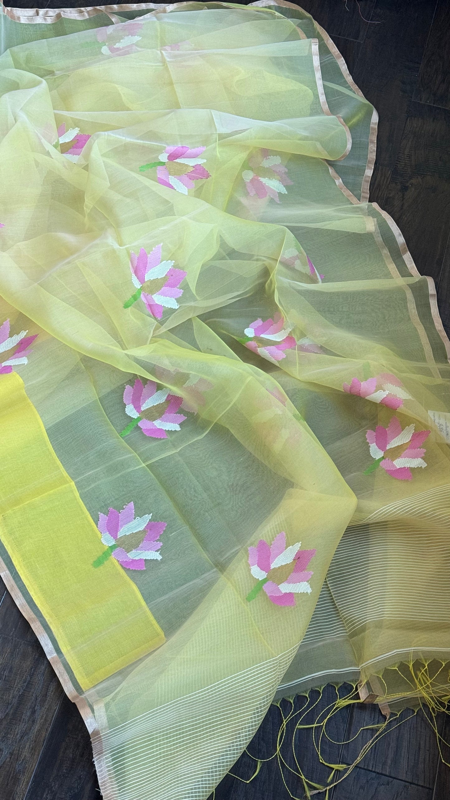 Tantuj Muslin Jamdaani- Light Yellow Pink Lotus